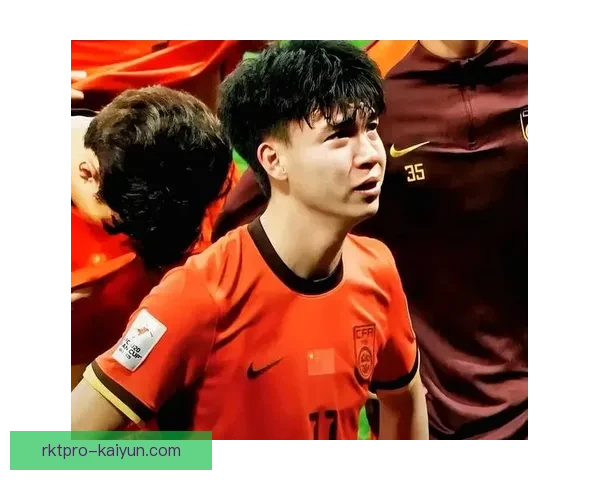 足球新星成绩持续提升，表现备受关注与期待